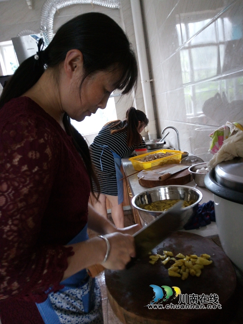 威鑫煤业公司正东职工食堂正式投入运营(图2) 威鑫煤业公司正东职工食堂正式投入运营(图2)