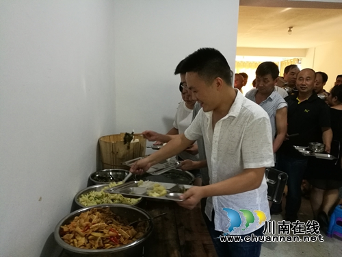 威鑫煤业公司正东职工食堂正式投入运营(图3) 威鑫煤业公司正东职工食堂正式投入运营(图3)