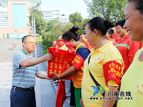 泸州龙马潭区:情系职工 夏送“清凉”(图1) 泸州龙马潭区:情系职工 夏送“清凉”(图1)