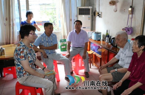 泸县宣传部长陈佳到潮河镇督查近期重点工作(图1) 泸县宣传部长陈佳到潮河镇督查近期重点工作(图1)
