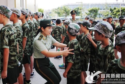 与官兵同吃同住 宜宾市首届消防夏令营开营(图1) 与官兵同吃同住 宜宾市首届消防夏令营开营(图1)