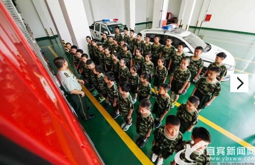 与官兵同吃同住 宜宾市首届消防夏令营开营(图2) 与官兵同吃同住 宜宾市首届消防夏令营开营(图2)
