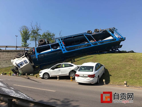 自贡:一辆托运新车的挂车侧翻 6台别克受损(图1) 自贡:一辆托运新车的挂车侧翻 6台别克受损(图1)