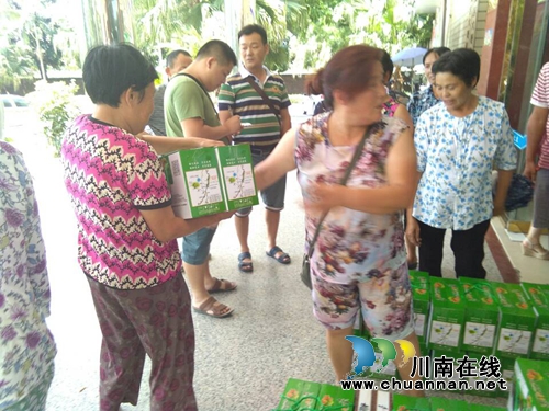 宜宾大观镇党政领导慰问高温作业环卫工人(图1) 宜宾大观镇党政领导慰问高温作业环卫工人(图1)
