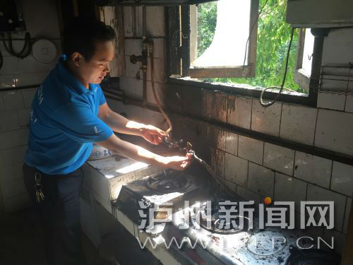 泸州一市民家中起火 邻居翻进屋抱净水器灭火(图1) 泸州一市民家中起火 邻居翻进屋抱净水器灭火(图1)