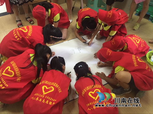 红星街道龙桥子社区青少年积极进行创文宣传(图1) 红星街道龙桥子社区青少年积极进行创文宣传(图1)