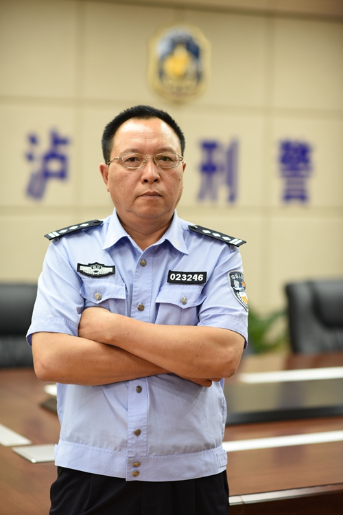 董治南:刀尖上行走的“西南福尔摩斯”(图1) 董治南:刀尖上行走的“西南福尔摩斯”(图1)
