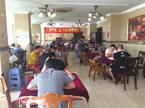 方寸棋盘博弈楚河汉界 泸州茶馆运筹将帅争锋(图1) 方寸棋盘博弈楚河汉界 泸州茶馆运筹将帅争锋(图1)