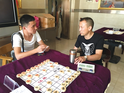 方寸棋盘博弈楚河汉界 泸州茶馆运筹将帅争锋(图2) 方寸棋盘博弈楚河汉界 泸州茶馆运筹将帅争锋(图2)