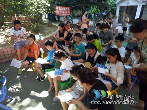 大山坪三道桥社区开展暑期廉洁宣传活动(图2) 大山坪三道桥社区开展暑期廉洁宣传活动(图2)