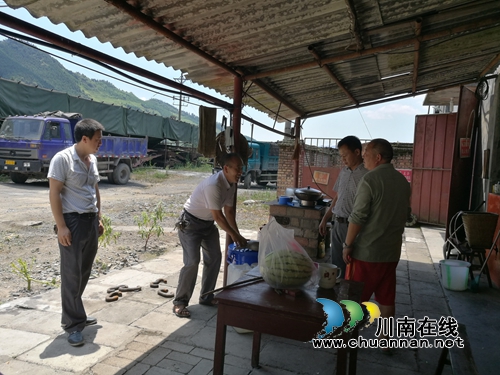 川煤芙蓉威鑫煤业公司酷暑天为职工撑起“遮阳伞”(图2) 川煤芙蓉威鑫煤业公司酷暑天为职工撑起“遮阳伞”(图2)