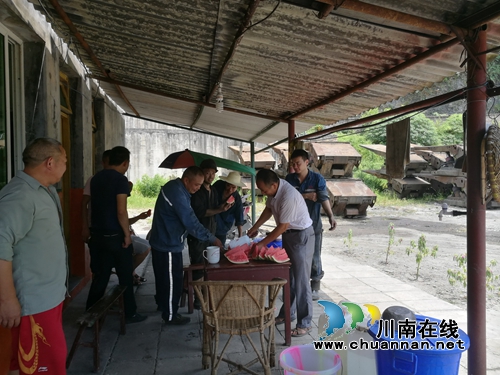 川煤芙蓉威鑫煤业公司酷暑天为职工撑起“遮阳伞”(图3) 川煤芙蓉威鑫煤业公司酷暑天为职工撑起“遮阳伞”(图3)