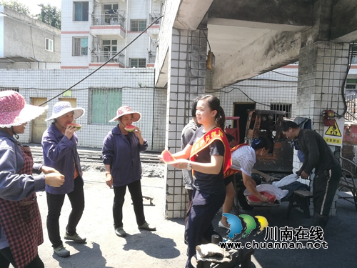 川煤芙蓉威鑫煤业公司酷暑天为职工撑起“遮阳伞”(图4) 川煤芙蓉威鑫煤业公司酷暑天为职工撑起“遮阳伞”(图4)