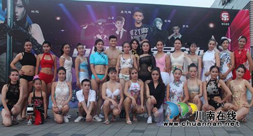 “飞”出女神!西南首届空中舞蹈大赛在泸落幕(图10) “飞”出女神!西南首届空中舞蹈大赛在泸落幕(图10)