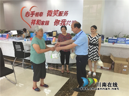 莲花池街道龙祥社区：“夏送清凉”慰问环卫工人和居民小组长(图1)