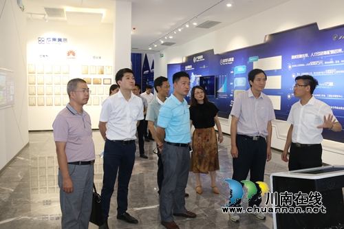 周明义到泸州国家高新区调研指导工作(图2) 周明义到泸州国家高新区调研指导工作(图2)