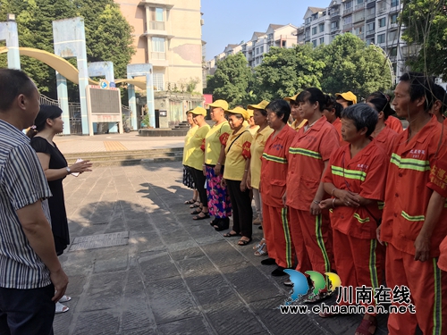 龙马潭区总工会为红星街道文明劝导员、环卫工人“送清凉”(图1) 龙马潭区总工会为红星街道文明劝导员、环卫工人“送清凉”(图1)