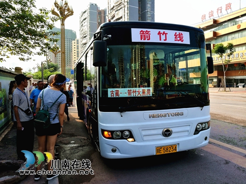 古蔺：县城公交开进德耀&nbsp;群众出行告别“长征”(图1)
