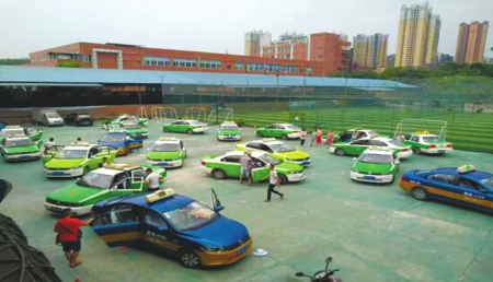 内江：整治车容车貌&nbsp;875辆出租车“改头换面”(图1)
