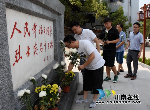 川南临港片区行政审批局：党员干部革命烈士纪念碑前表决心(图2)