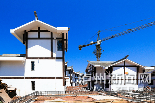 建设中的董允坝现代农业示范区新村综合体 泸州日报记者牟科 摄
