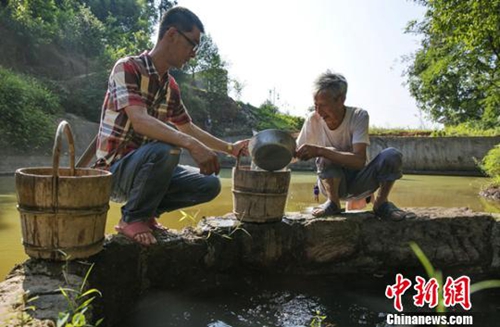 纳溪上马七旬老翁守山15年 只为群众煮茶解渴(图1) 纳溪上马七旬老翁守山15年 只为群众煮茶解渴(图1)