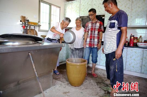 纳溪上马七旬老翁守山15年 只为群众煮茶解渴(图2) 纳溪上马七旬老翁守山15年 只为群众煮茶解渴(图2)