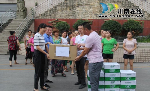 泸县云龙镇开展夏季送清凉活动(图1)