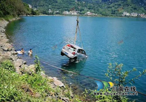 轿车失控冲入雷波马湖 泸州钓客挺身而出救5人(图1) 轿车失控冲入雷波马湖 泸州钓客挺身而出救5人(图1)