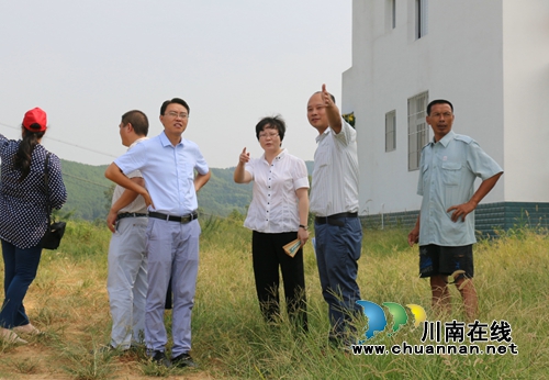 泸县县委常委、宣传部长陈佳到潮河镇调研脱贫攻坚工作(图2) 泸县县委常委、宣传部长陈佳到潮河镇调研脱贫攻坚工作(图2)