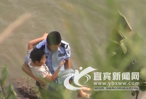 男子携子女轻生驾车坠江 宜宾屏山辅警救起3人(图1) 男子携子女轻生驾车坠江 宜宾屏山辅警救起3人(图1)