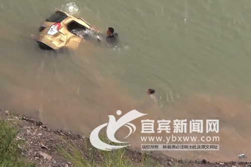男子携子女轻生驾车坠江 宜宾屏山辅警救起3人(图2) 男子携子女轻生驾车坠江 宜宾屏山辅警救起3人(图2)
