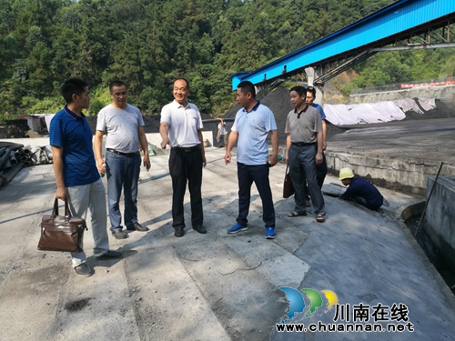 泸县政协副主席廖兴无到石桥镇督查环境保护工作(图1) 泸县政协副主席廖兴无到石桥镇督查环境保护工作(图1)