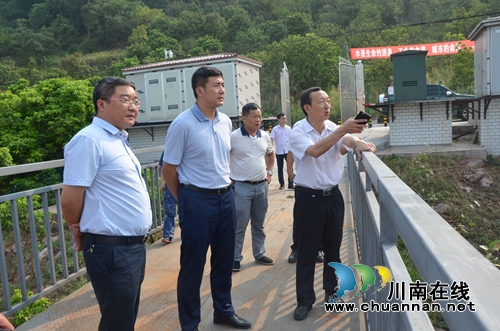 泸县县委副书记、县长肖刚到太伏镇督查环保工作(图1) 泸县县委副书记、县长肖刚到太伏镇督查环保工作(图1)