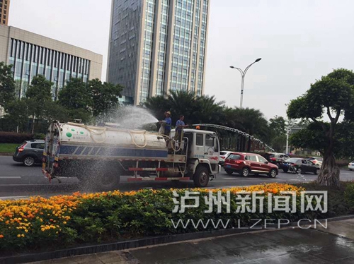 泸州创文:高温下的酒城绿化工 装点城市美丽(图1) 泸州创文:高温下的酒城绿化工 装点城市美丽(图1)