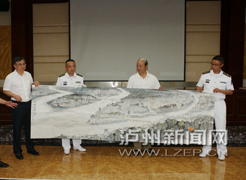泸州画家作3米长画&nbsp;赠予泸州舰官兵(图1)