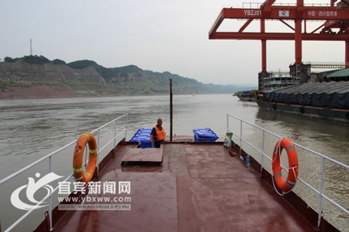 为宜宾老船长点赞 开垃圾转运船当长江环卫工(图1) 为宜宾老船长点赞 开垃圾转运船当长江环卫工(图1)