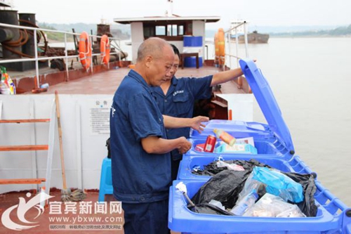 为宜宾老船长点赞 开垃圾转运船当长江环卫工(图2) 为宜宾老船长点赞 开垃圾转运船当长江环卫工(图2)