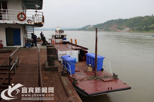 为宜宾老船长点赞 开垃圾转运船当长江环卫工(图3) 为宜宾老船长点赞 开垃圾转运船当长江环卫工(图3)
