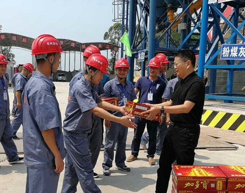 泸州市政协副主席梁中元带队慰问工程建设者(图1) 泸州市政协副主席梁中元带队慰问工程建设者(图1)