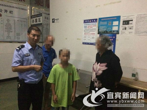 留守儿童赌气离家出走 宜宾南溪公安助其回家(图1) 留守儿童赌气离家出走 宜宾南溪公安助其回家(图1)