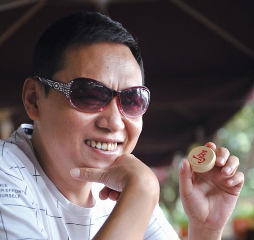 手中握棋心中有谱 盲人棋手廖昌强的博弈人生(图1) 手中握棋心中有谱 盲人棋手廖昌强的博弈人生(图1)
