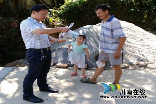合江县司法局为贫困户送清凉(图1) 合江县司法局为贫困户送清凉(图1)