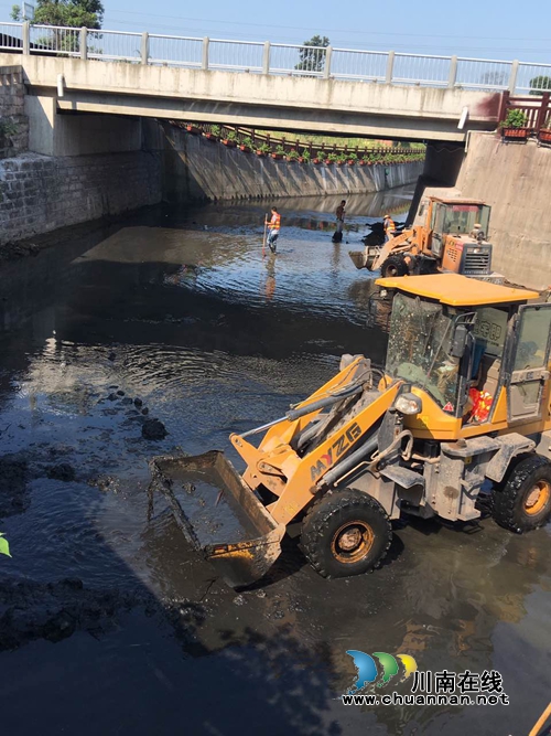 红星街道：清理玉带河黑臭水体&nbsp;10天完工(图1)