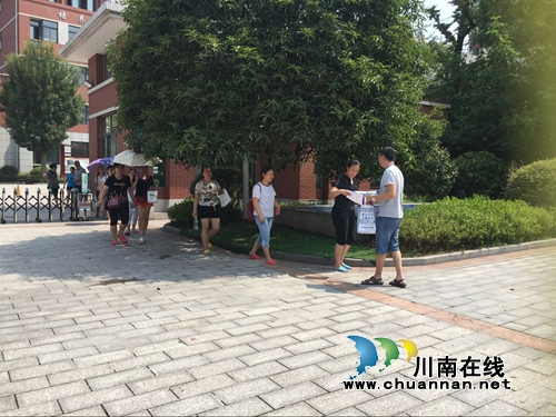 华阳街道:加强校园周边环境整治 助力文明城市创建(图1) 华阳街道:加强校园周边环境整治 助力文明城市创建(图1)