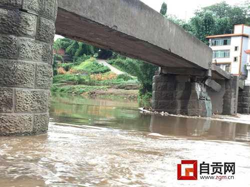 自贡:洪水后桥墩严重错位 每天数百人仍经过(图1) 自贡:洪水后桥墩严重错位 每天数百人仍经过(图1)
