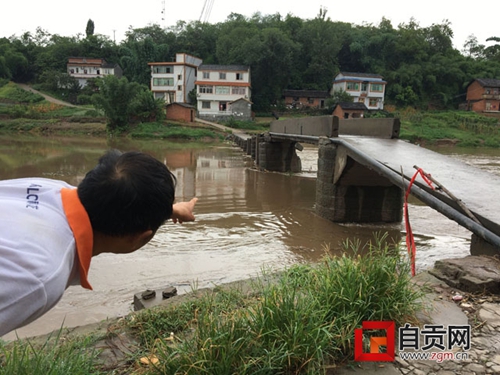 自贡:洪水后桥墩严重错位 每天数百人仍经过(图2) 自贡:洪水后桥墩严重错位 每天数百人仍经过(图2)