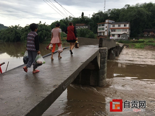 自贡:洪水后桥墩严重错位 每天数百人仍经过(图4) 自贡:洪水后桥墩严重错位 每天数百人仍经过(图4)
