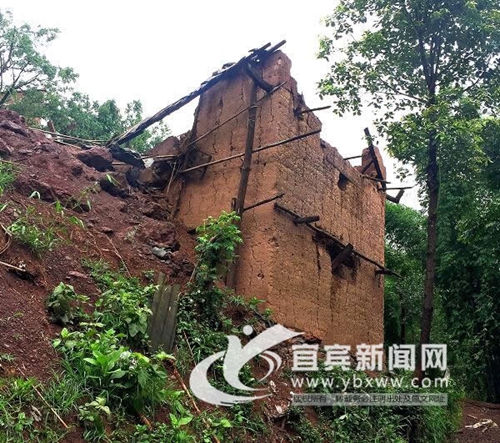宜宾:暴雨冲塌民房 警民双手挖四小时救女孩(图1) 宜宾:暴雨冲塌民房 警民双手挖四小时救女孩(图1)