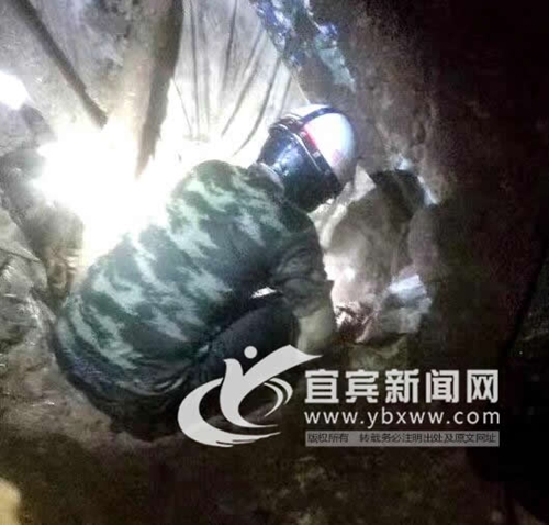 宜宾:暴雨冲塌民房 警民双手挖四小时救女孩(图2) 宜宾:暴雨冲塌民房 警民双手挖四小时救女孩(图2)